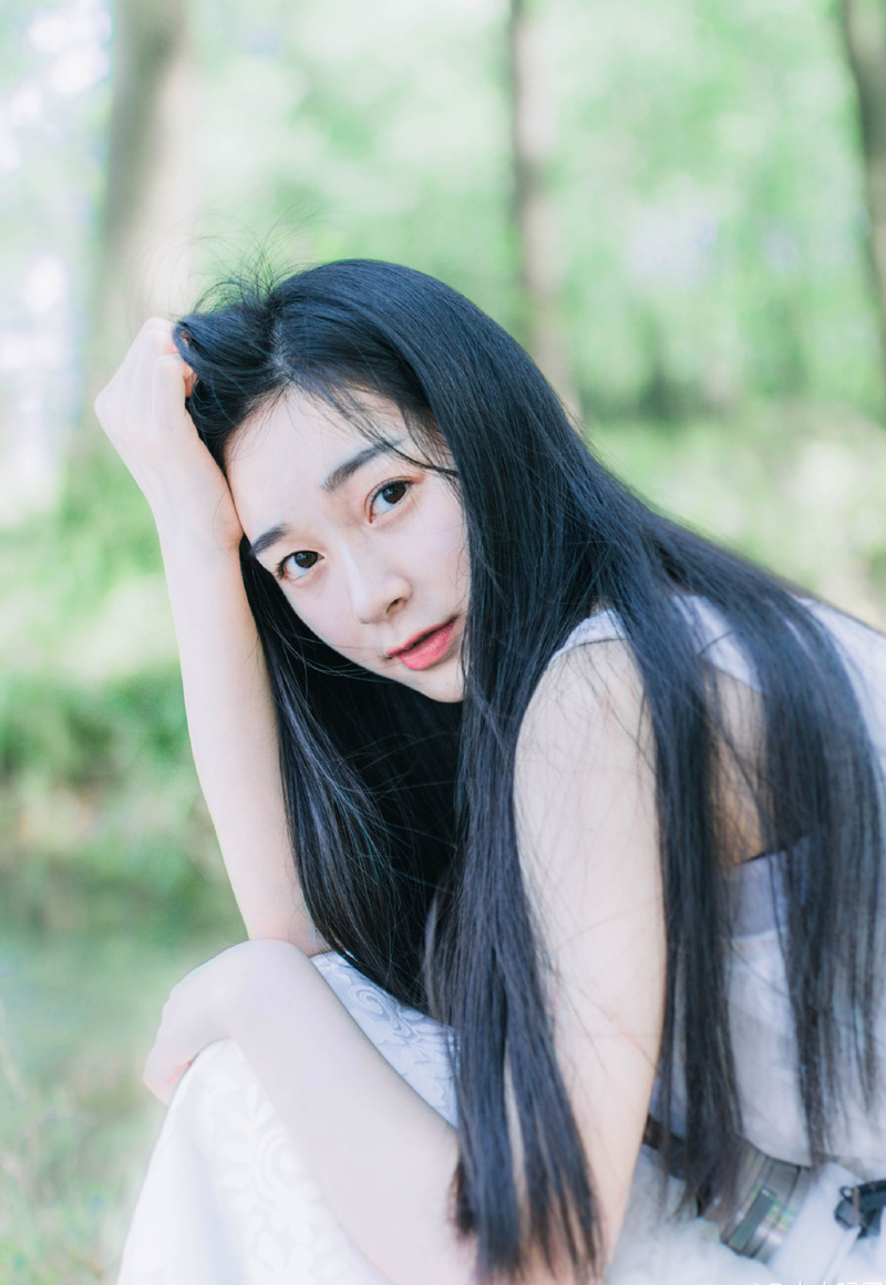 “莫要冲动！”眼看刘璝直接拔剑横在脖子上，刘璋大惊，想要阻止却已经来不及了。